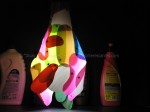 Luminária de embalagens recicladas pelo artista Douglas Okura
